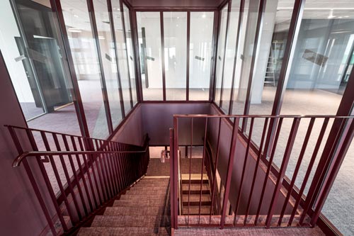 Färgstark trappnedgång i vinröd färg. 